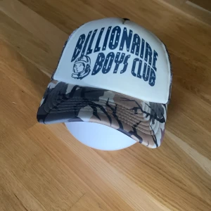 Billionaire Boys Club keps - Billionaire boys club keps trucker säljer den för den inte kommer till användning och jag behöver pengar den är som ny använd kanske runt 10 gånger hör av er om ni har frågor och pris kan diskuteras 