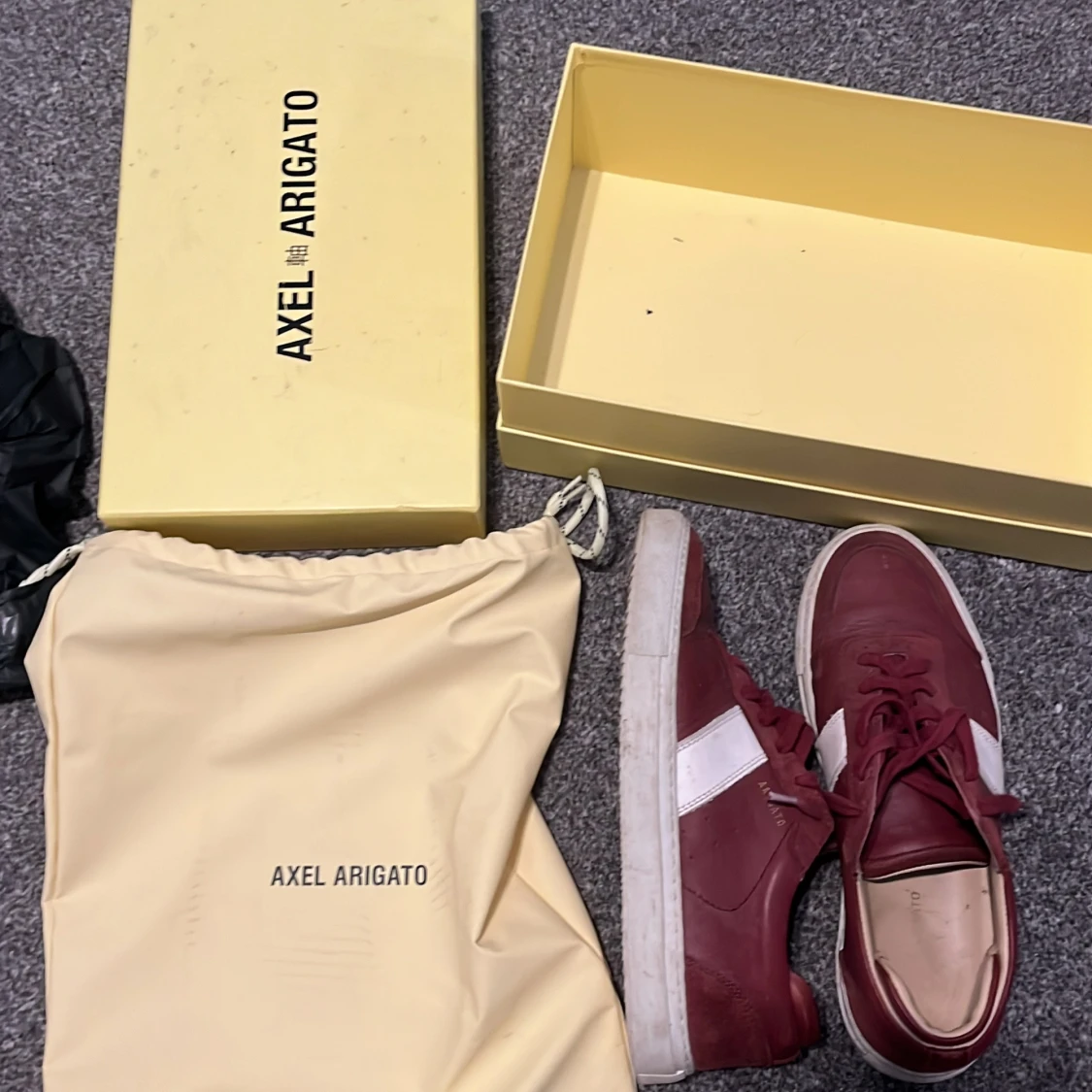 Vinröda sneakers från Axel Arigato - 1