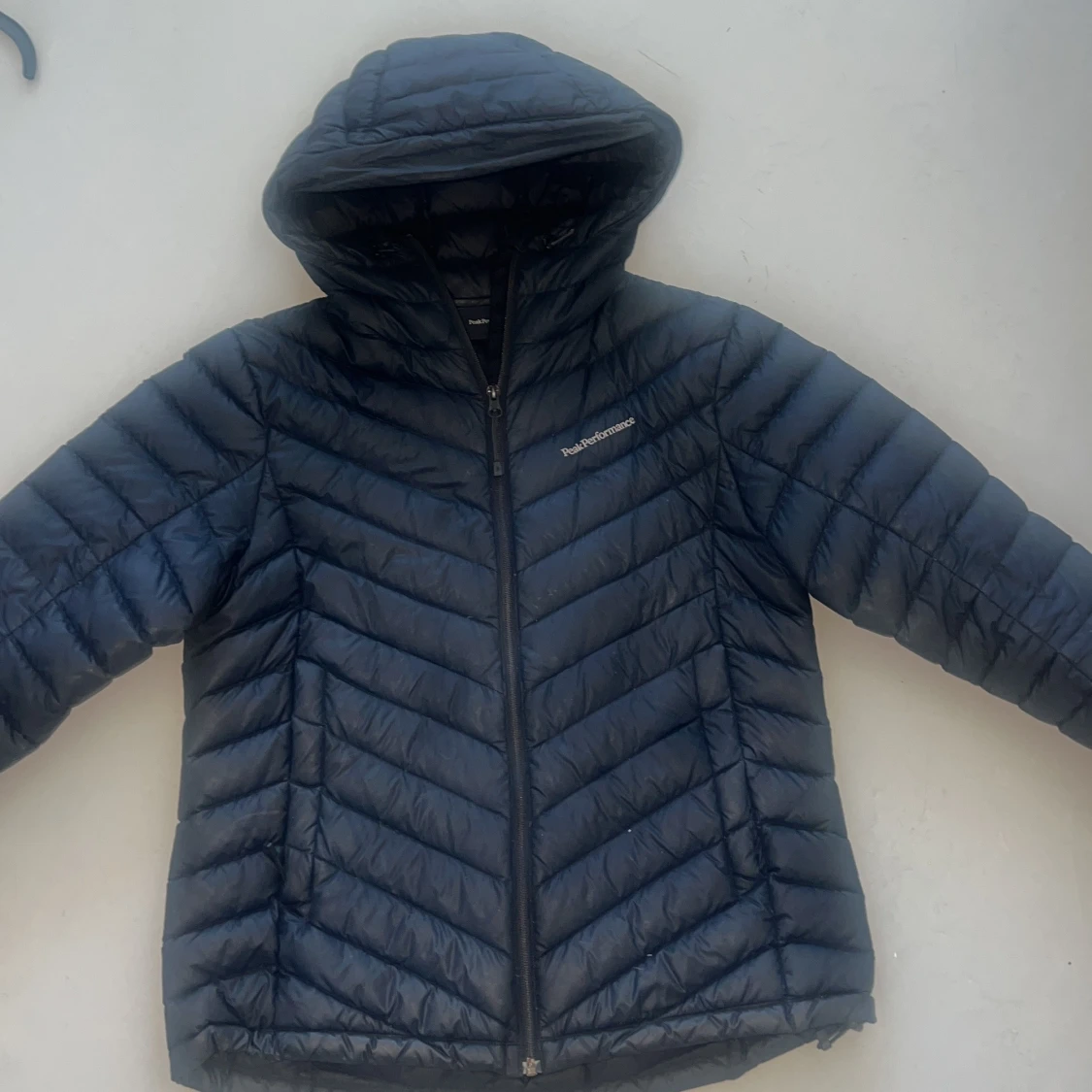 Svart dunjacka med huva från Peak Performance