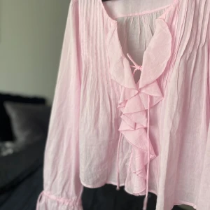Ljusrosa blus -  Nelly - Har använt den en gång, inga skador eller fläckar 💕 nypris 399 kr