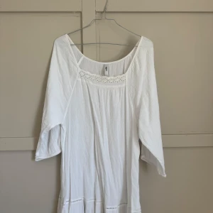 Vit sommarklänning från Milla - Passar som M🩷