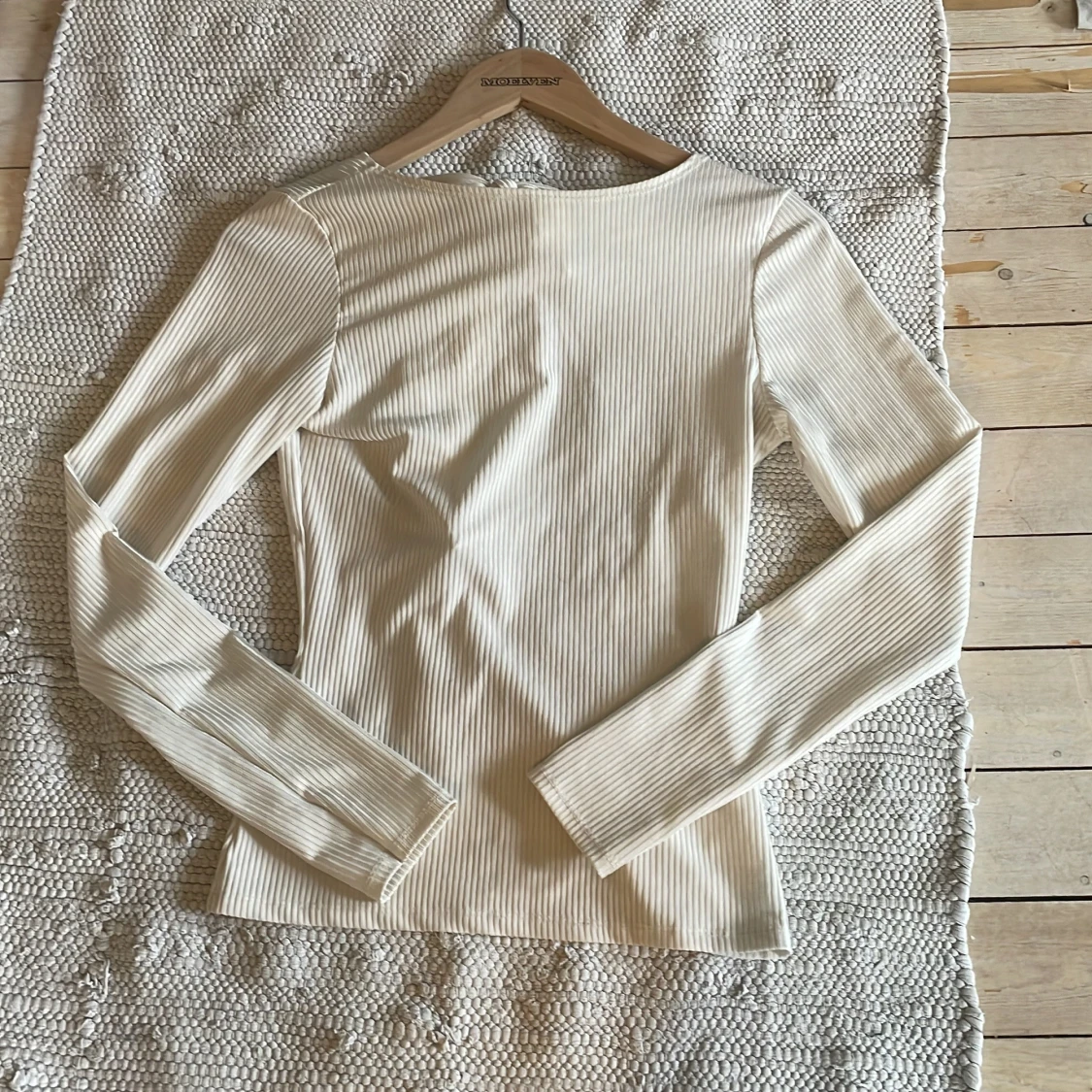 Vit ribbad långärmad topp med knyt - 1