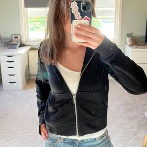 Svart zip-hoodie  - Säljer en svart zip-hoodie med dragkedja framtill Perfekt till jeans eller mjukisbyxor.