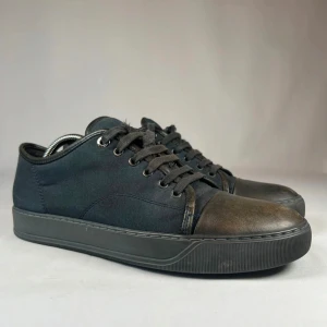 Svarta Lanvins DBB1 | 44 - Snygga svarta Lanvins | Storlek: 44 | Klassisk design | Perfekta för en avslappnad och stilren look🔥👌🏼finns ingen påse eller box kvar därav det lite billigare priset. Var inte rädd för att komma med prisförslag!🤗 (Nypris: 5000kr)