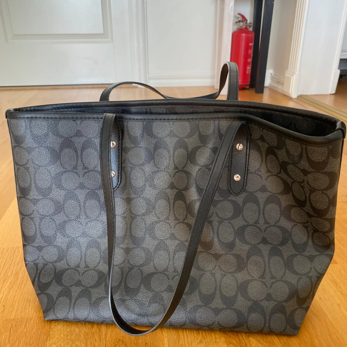 Coach liknande svart axelväska  - 1