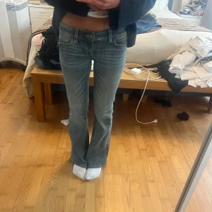 Lågmidjade bootcut jeans Cheap monday  - Snygga lågmidjade jeans från cheap monday med bootcut. De passar mig bra i längd som är 165 och brukar ha 34 i storlek. Har bara använts en gång och är som nya! Storleken är 26/32. 300kr + frakt