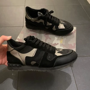 Valentino Rockrunners  - Bra skick, köpta på plick så kan inte garantera äkthet - därav priset. Storlek 42. 