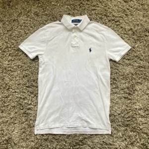 Ralph lauren pike - Säljer denna rikigt feta Ralph lauren pikéen!⭐️NYSKICK!🤝Storlek : XS och äkthet går att verifiera!🙌Hör gärna av er om ni har funderingar!👍