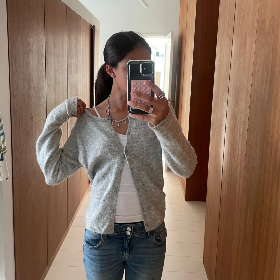 Ljusgrå kofta med knappar - 1