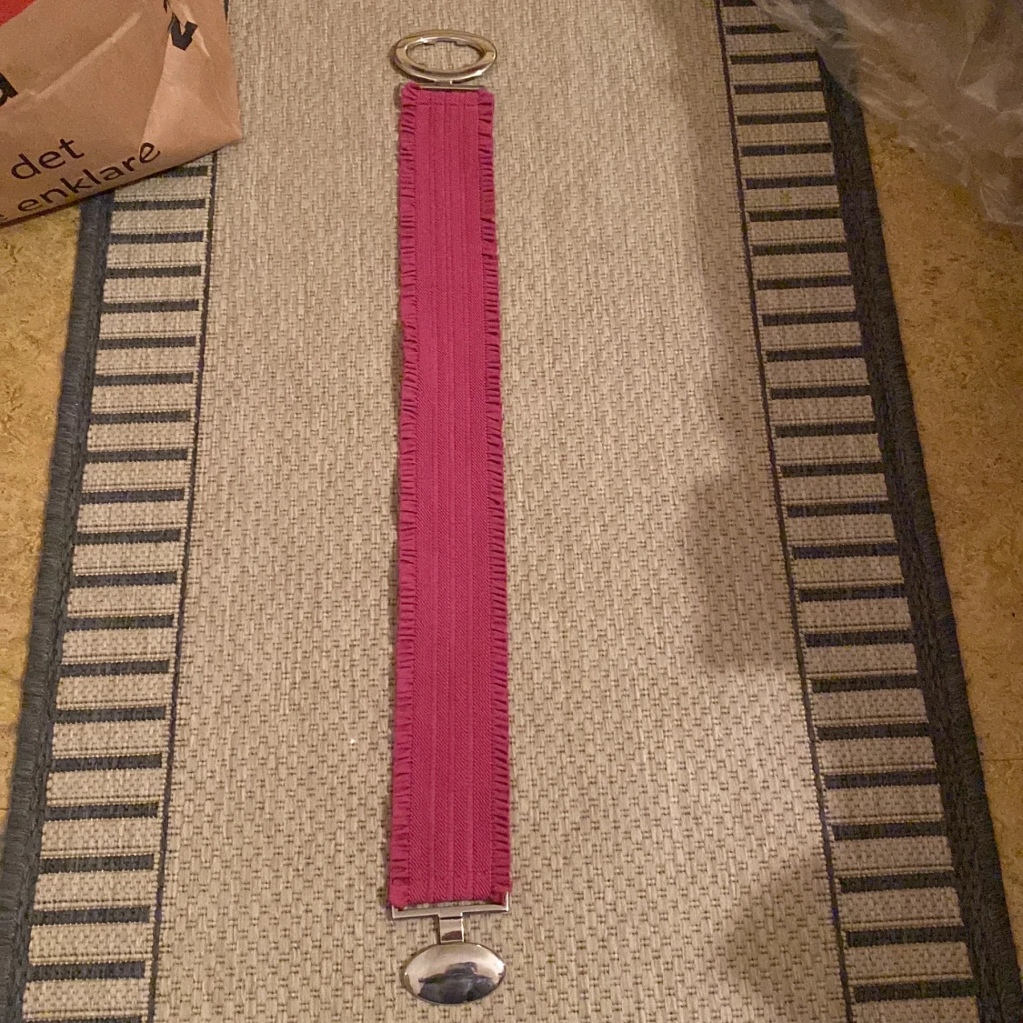 Rosa bälte med silverfärgat spänne - 1