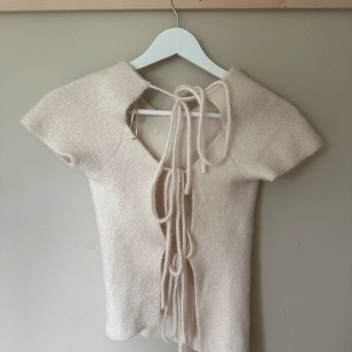 Beige stickad topp med snörning - 2