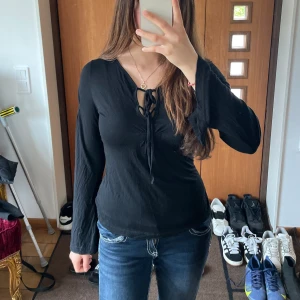 Vintage blus - Oanvänd vintage blus med utsvänga armar🖤