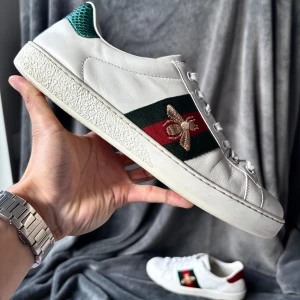 Gucci ace skor - Originalstorlek: 7=41, men brukar passa upp en storlek, fråga om innermått vid osäkerhet om storlek | ingår: endast skorna | fraktar spårbart eller möts upp i Täby📍