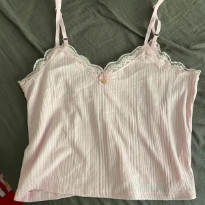 Croppat linne - Oanvänt croppat linne med spets, stl xs, justerbara axelband