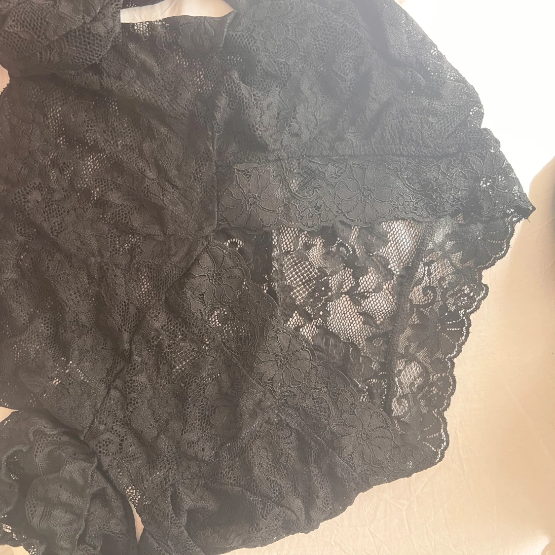 Svart spetsblus med v-ringning - 2