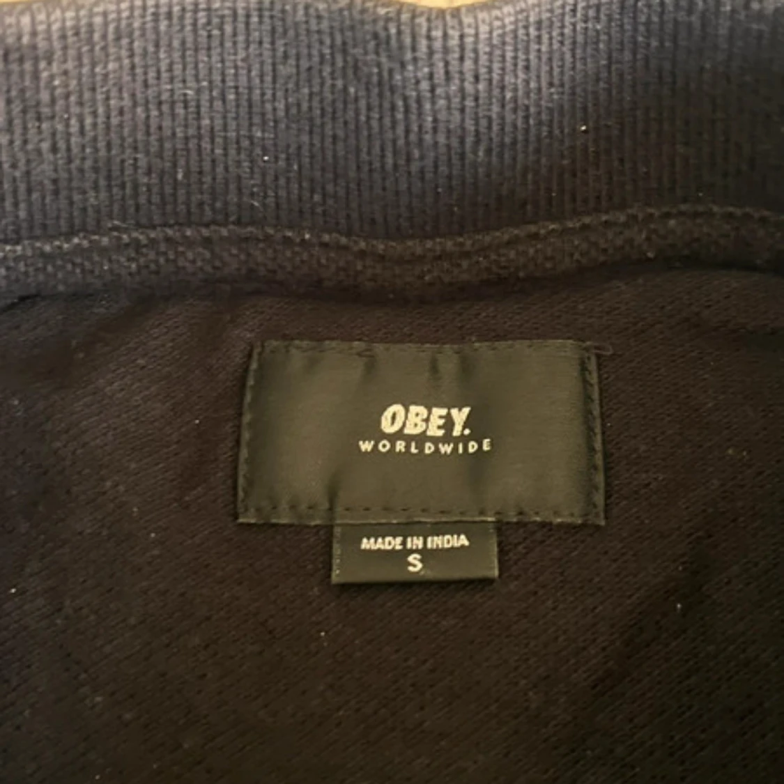 Svart pikétröja från OBEY med blå detalj - 4