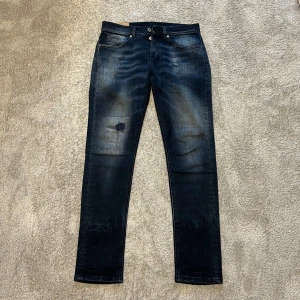 Dondup George  - Dondup George jeans, storlek 33. Modell George. Skick 10/10. Nypris 3599. Vårt pris endast 1099kr.☺️