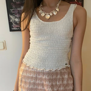 Linne hollister  - Supergullig linne från hollister! Tyget är smockat och väldigt stretchigt och passar med allt! Perfekt staple till sommaren 🤩🤩❤️Skriv om ni har frågor! Brukar svara snabbt 😉