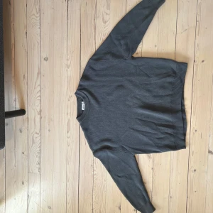Weekday crewneck - Säljer en stickad weekday crewneck i storlek S (rätt oversized så passar M/L) endast använd ett fåtal gånger. Skicka ett meddelande för fler bilder.