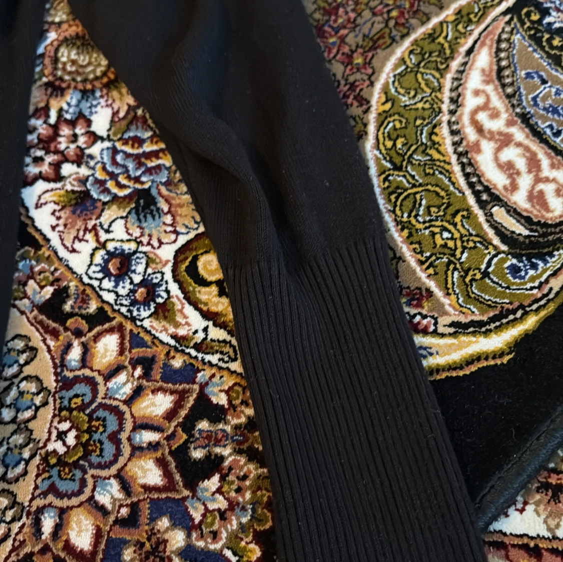 Svart tröja med ribbade ärmslut - 1