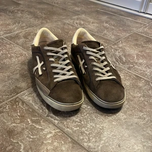 Bruna sneakers från Premiata i mocka - Bra skick, inga defekter, perfekta inför sommarn. Nypris:2300+. Storlek 45 men passar 44! 