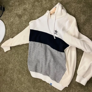 Grå sweatshirt från Adidas - Paket pris på Adidas tröjor, båda är helt nya, den vita är Vintage och svår att hitta Båda är M i storlek. Om det önskas att köpa styck så kostar de 350kr styck paket pris 600kr