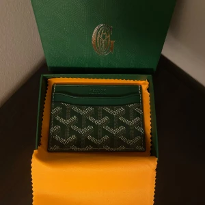 Grön Goy4rd plånbok - Säljer denna sprillans nya goy4rd plånboken i grön. Låda och duk kommer med självfallet, den har använts ett få tall gånger och har inga som helst skador. Kontakta mig vid minsta lilla fråga😃🤙