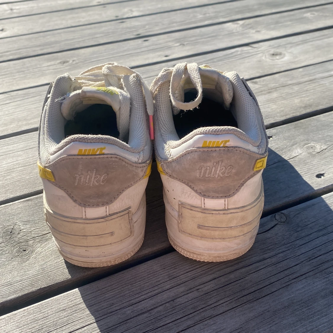 Nike Air Force 1 med gula och rosa detaljer - 3