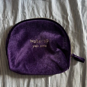 Lila sminkväska - Lila sminkväska/necessär med guld dragkedja, den är ca 19cm. Super fin men kommer tyvärr inte till användning!