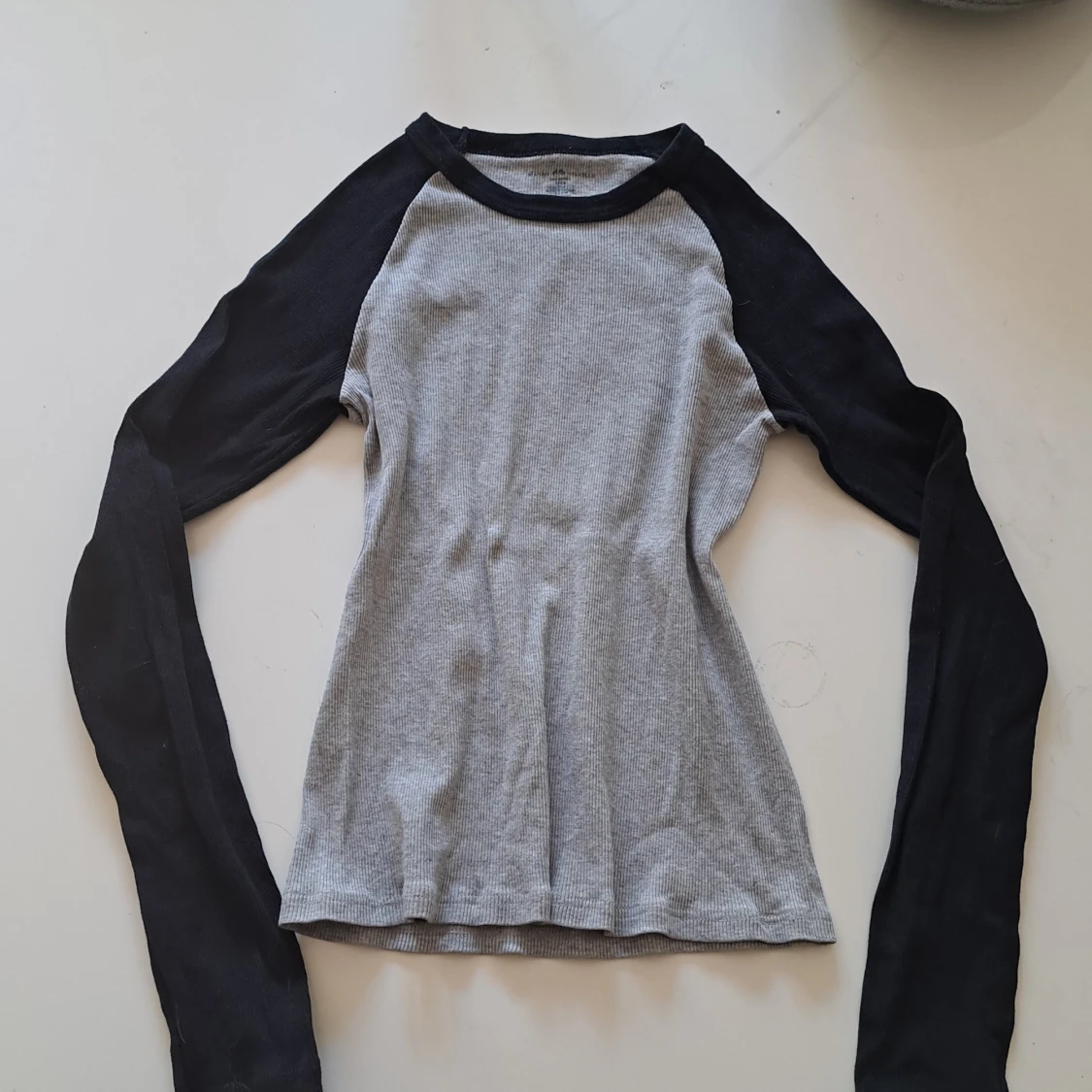 Långärmad ribbad topp från Brandy Melville