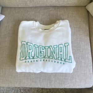 Sweater - Vit sweatshirt med grönt tryck från Gina🌴Väldigt bra skick
