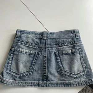 superfin jeanskjol - Säljer en superfin kjol perfekt till sommaren! Hör av er för fler frågor!!❤️❤️Konstig storlek eftersom den inte alls sitter som storleken säger, så hör av er för mer info angående storlek!