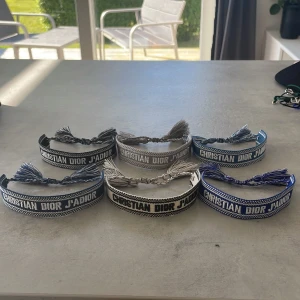Dior armband  - Säljer dessa extremt snygga dior armbanden som är ritkigt trendiga just nu, svart, mörkblå, vit, ljusgrå, royal blue och lite ljusare blå är de färgerna jag har, bättre pris vid fler köpta !!!, bara höra av sig vid frågor !!!