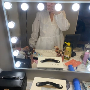 Vit sommar klänning - Söt sommar klänning med mönstrade blommor som detalj och puffiga långa ärmar. Använd en gång.