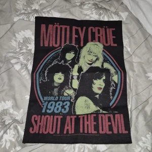 Mötley Crüe backpatch! - Ett supercoolt Mötley Crüe ryggmärke! Albumet "Shout At The Devil". Knappt använd, nyskick utom att jag sytt på baksidan men det kan man såklart ta bort :) Skriv för fler frågor eller besök min profil för andra coola grejer eller eventuella bundles 🥰