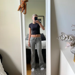 Grå lågmidjade bootcut jeans - Gråa bootcut jeans från Gina med låg midja💗Mycket bra skick och storlek 158🤗 Jag (på bilden) är ca 162🤗