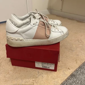 Valentino sneakers - Säljer mina super snygga rosa,valentino skor som knappt används. Dom har inga defekter eller likande. Kollar intresset för dessa ! 