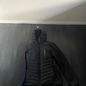 Sail racing jacka - Säljer min sail racing jacka då jag inte andvänder den längre för den e för liten den e i bra skick