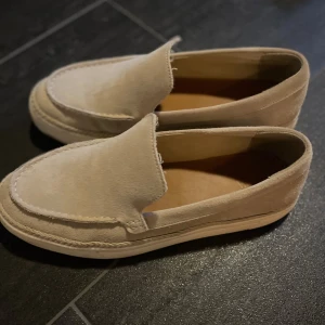 Beige mocka Loafers - Loafers från zara, använda max 5 gånger Strlk 43 Beige färg