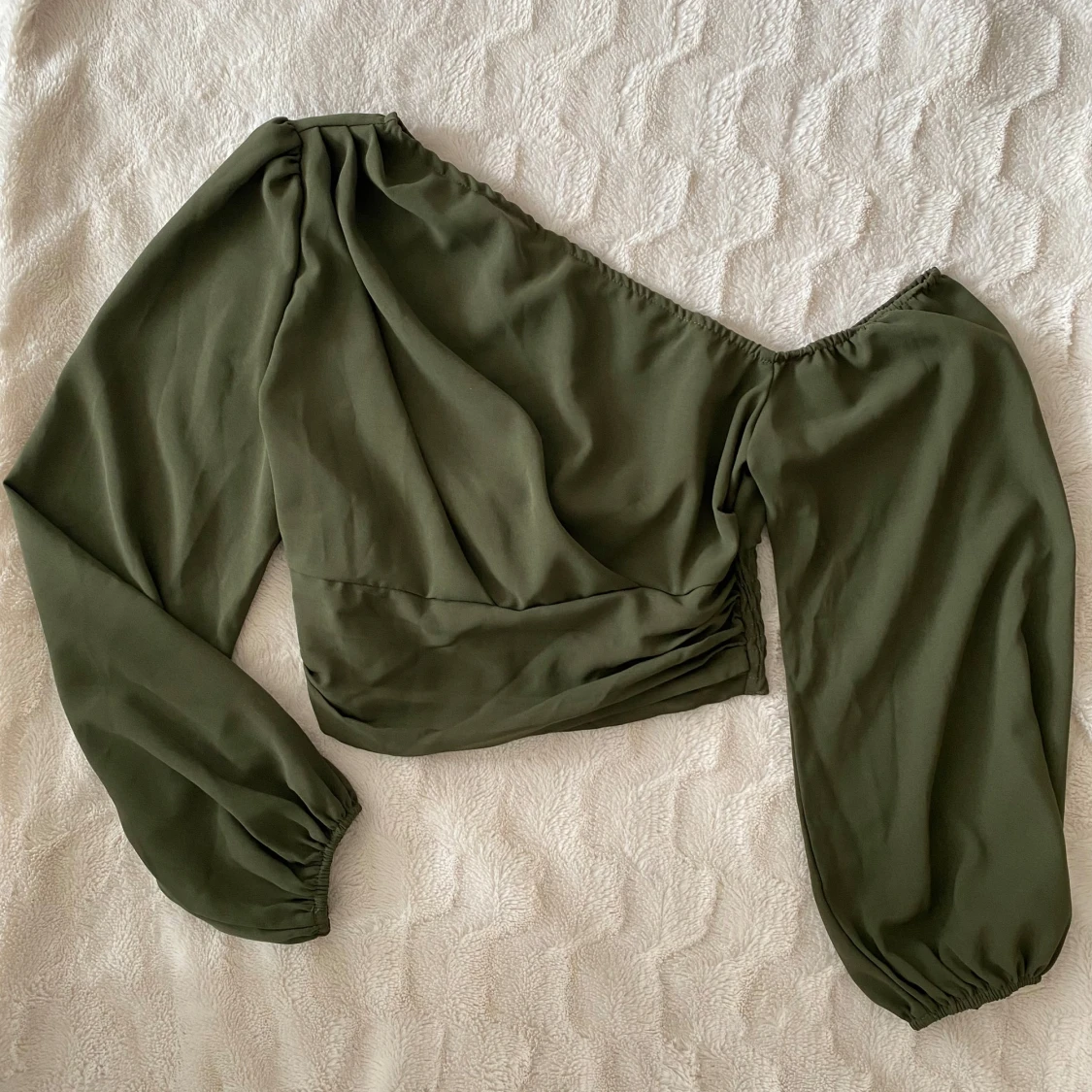 Olivgrön offshoulder topp från SHEIN