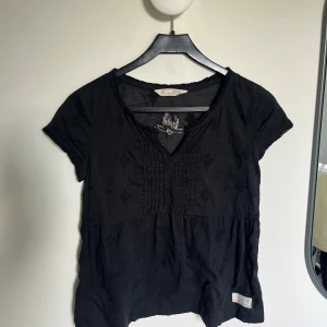 Svart Odd Molly blus - Supergullig gammal blus från Odd Molly! Det står ingen lapp med storlek men skulle säga runt xs/s. Säljer pga ingen användning längre. Hör av dig om du undrar något!🖤