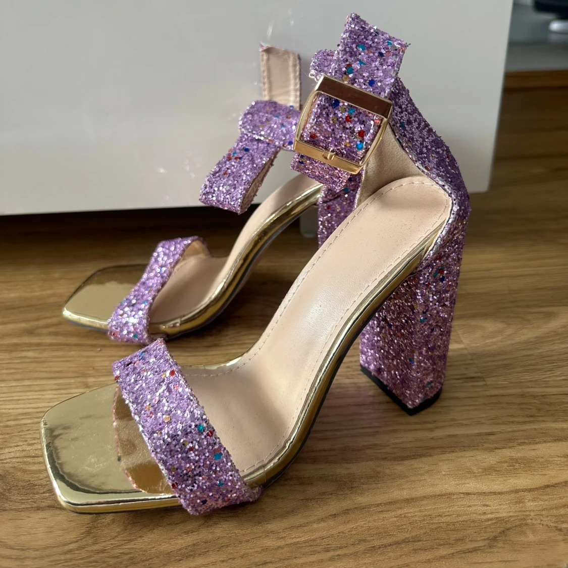Lila glittriga klackskor med bred klack - 1