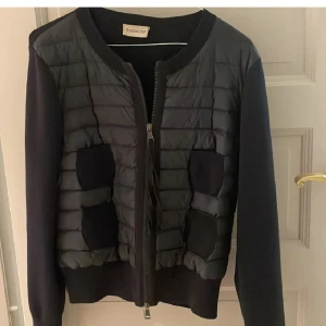 Marinblå moncler - Marinblå kofta, bra skick skulle jag säga, äkta och inköpt på nk