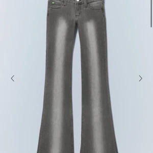Grå bootcut jeans - Snygga grå bootcut jeans med klassisk femficksdesign och utsvängda ben. Jeansen har normal passform och är perfekta för dig som gillar en retroinspirerad look. Stängs med knapp och dragkedja framtill. De är i storlek 25/30!