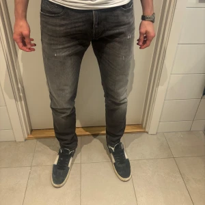 Replay anbass  grå jeans med slitningar - Säljer nu mina riktigt feta replay anbass jeans i storlek 32/32  