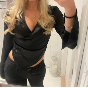 Svart omlottopp  - Svart omlottopp från Ginatricot 