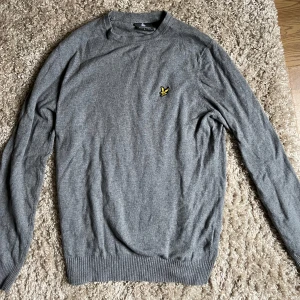 Grå tröja från Lyle & Scott - Grå tröja från Lyle & Scott, knappt använd!