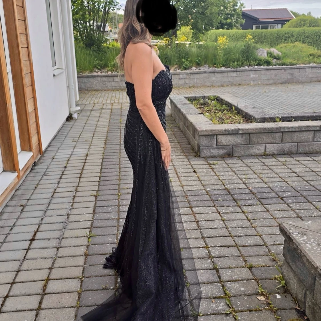 Svart glittrig långklänning med offshoulder - 2