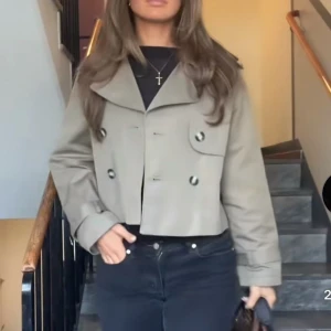 Grön trenchcoat ifrån hm - Snygg, trendig grön kort trenchcoat ifrån hm. Jätte fint skick och slutsåld på hemsidan!!! Tveka inte att höra av dig vid frågor osv❣️❣️❣️