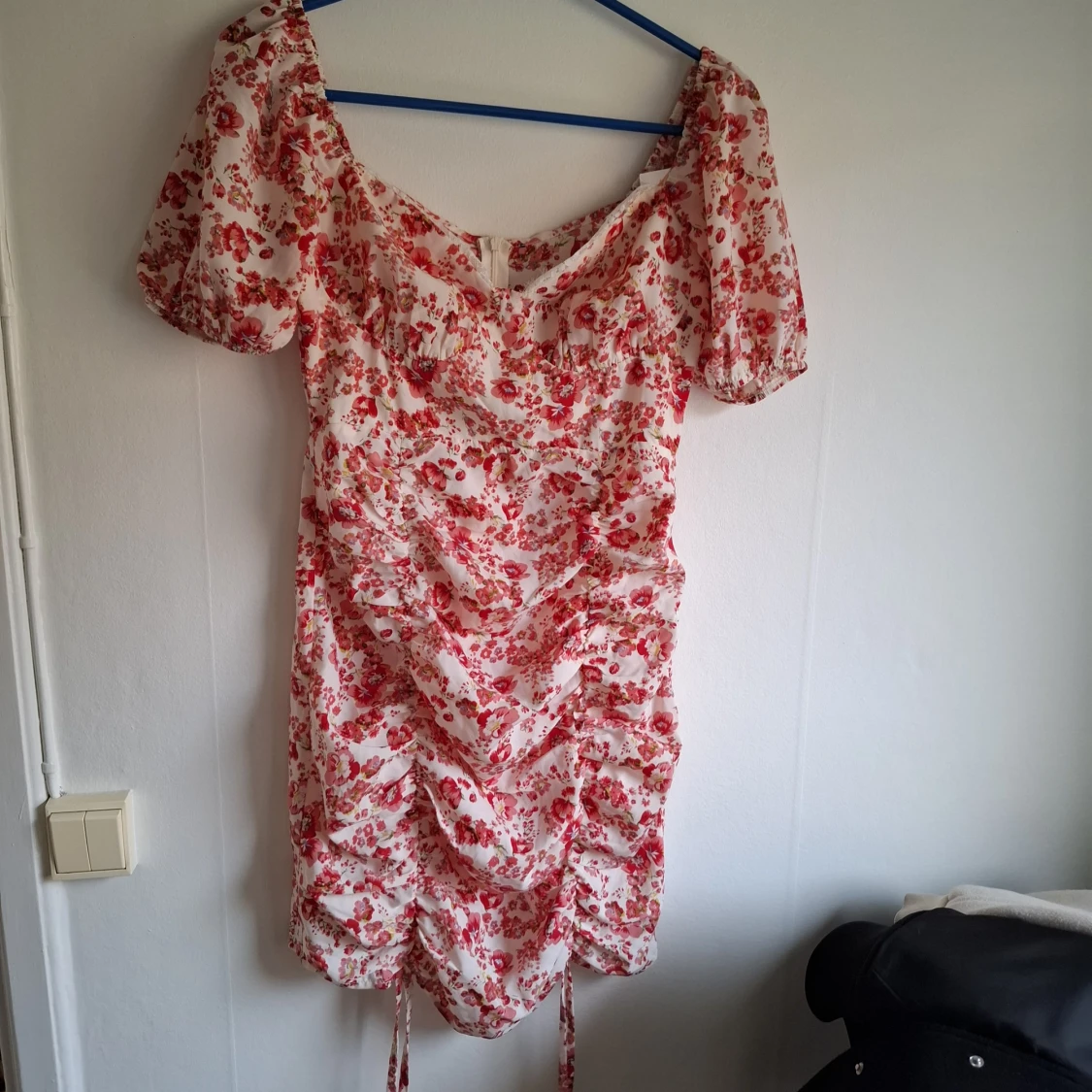 Blommig kortklänning med puffärm - 2